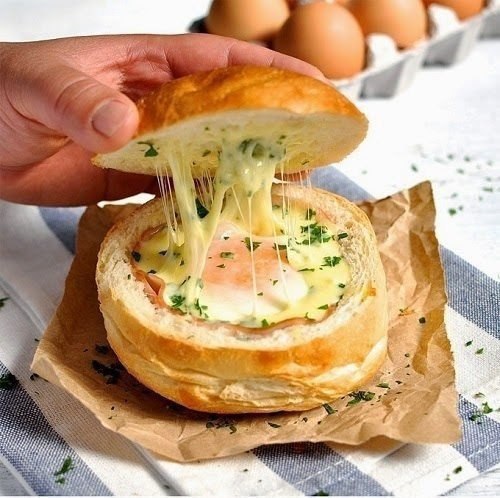 Горячие булочки с яйцом, сыром и ветчиной на завтрак.Чтобы приготовить вкусное блюдо не обязательно ...