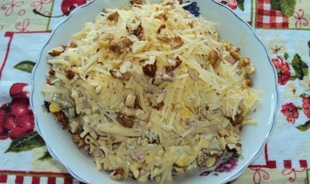 Салат «Сытый гость».Ингредиенты:-200 г отваренного мяса;-4 вареных яйца;-150 г маринованных ...