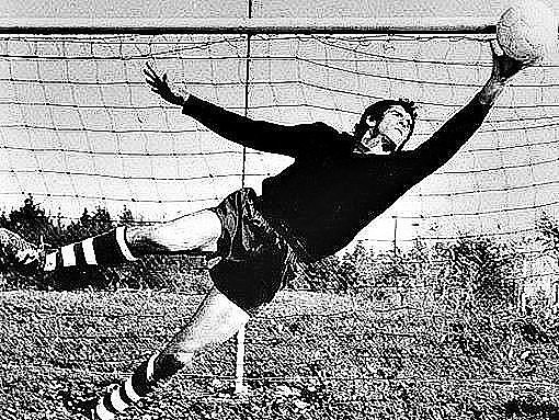 советский футбольный вратарь в прыжке за мячом черно-белое фото