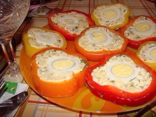 Перец с сырной начинкой и яйцом.Ингредиенты:3 болгарских перца300гр. твердого сыраМайонез3 вареных ...