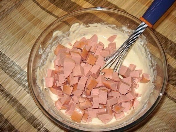 Мясной кекс.Ингредиенты:Сардельки — 3 шт.Сыр — 100 гМайонез — 100 гСметана — 100 гФасоль — 400 гЯйца ... - 2