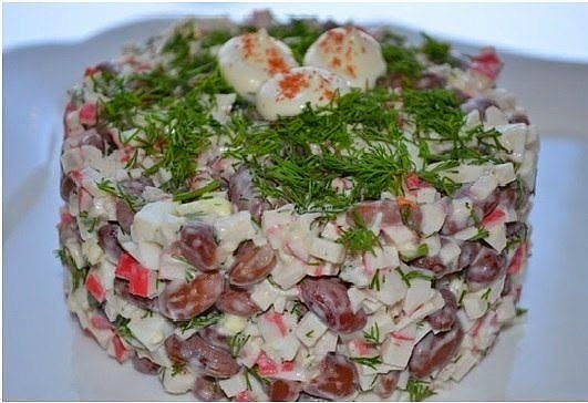 Салат с красной фасолью, сыром и крабовыми палочками.Ингредиенты:- 250 гр красной фасоли- 200 гр ...