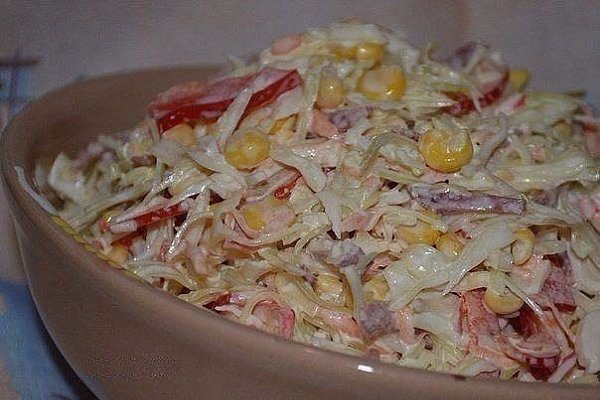 ТОП-9 САЛАТОВ С КУКУРУЗОЙ.1) САЛАТ "МЕЧТА" ИНГРЕДИЕНТЫ:капуста – 300 гр;помидор – 2 ... - 4