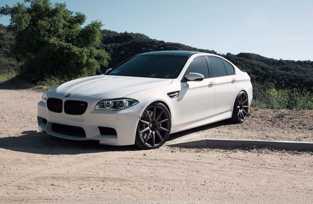 BMW m5 белый седан