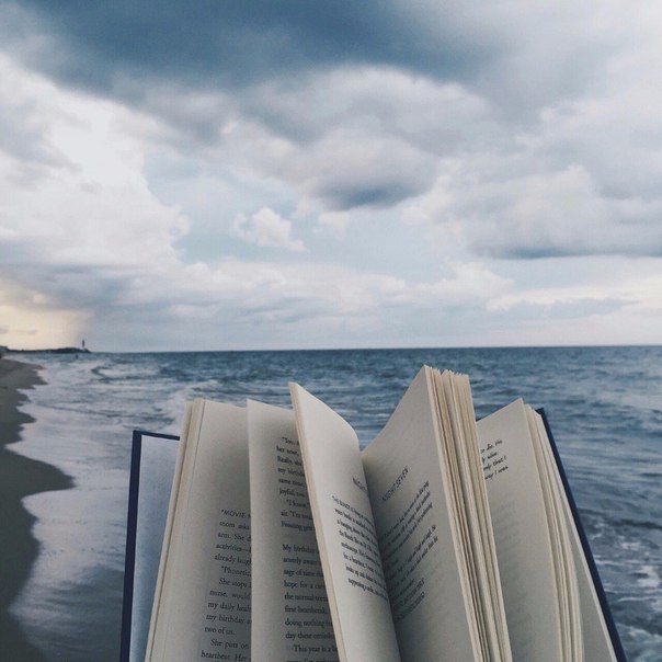 ТОП-45 книг на лето.Согласитесь, что круто читать на море. 1. Р. Брэдбери - Вино из одуванчиков 2. ...