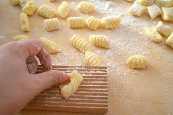 КАРТОФЕЛЬНЫЕ НЬОККИ .ИНГРЕДИЕНТЫ: Картофель – 1 кг.  Мука пшеничная тип «00» - 300 гр.  Яйцо – 1 ... - 9