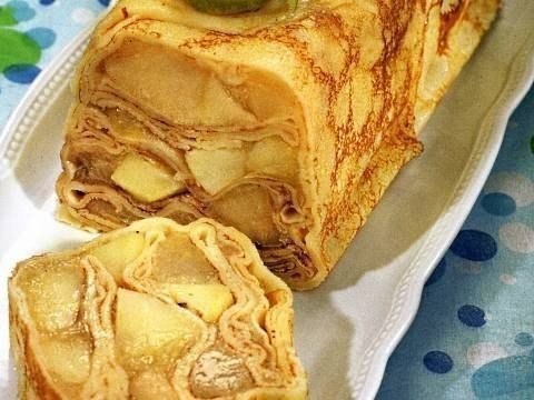 Блинный пирог с яблоками.Ингредиенты:6 яблок; 50 г сахара; 3 ст.л. сметаны; щепотка корицы.Для ...