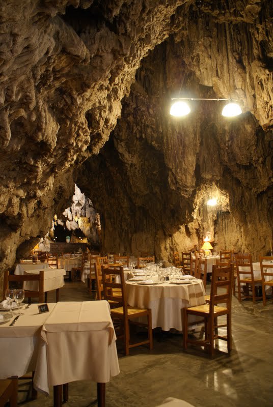  "La Grotte" , .......