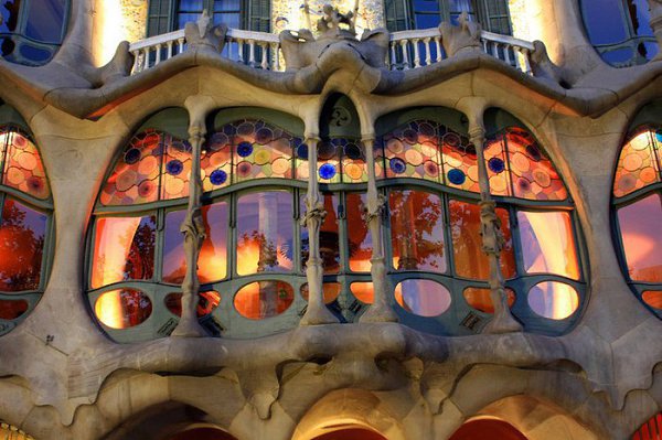 Antoni Gaud.Casa Batlo at night - 9