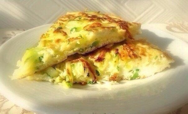 Вкуснейший омлет с кабачками.140 ккал на 100гИнгредиенты:- 2 яйца- 80 гр кабачков- соль, зелень, ...