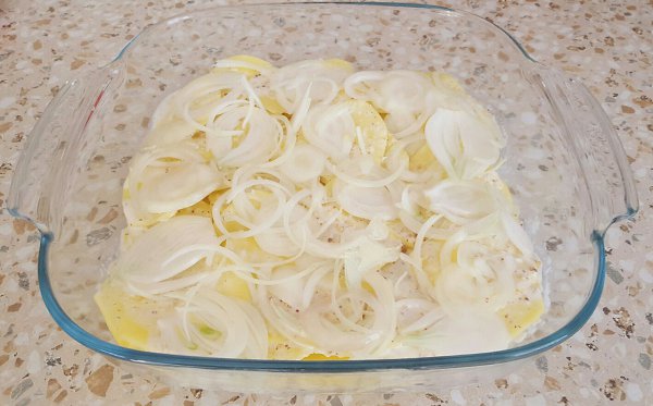 МЯСО С КАРТОФЕЛЕМ.ИНГРЕДИЕНТЫ: Свинина - 400 гр. Картофель - 4 шт. Помидоры - 2 шт. Луковица Чеснок ... - 5