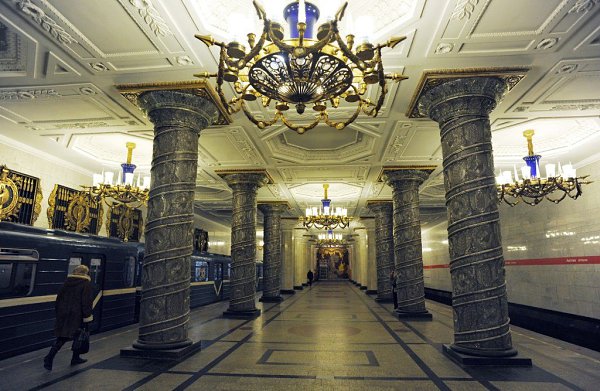 Самые красивые метро в Европе. 1. Москва. 2. Санкт-Петербург 3.Неаполь 4. Стокгольм. 5. Москва. 6. ... - 2