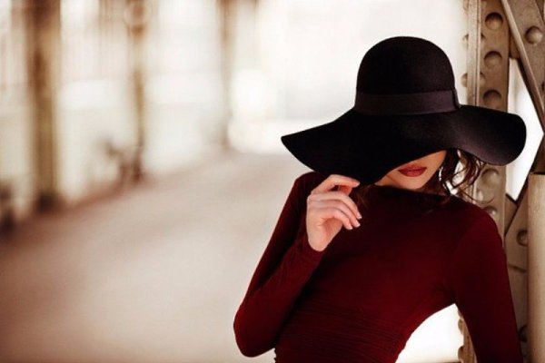 Нe стрaдaйтe, что я вaс нe люблю. Тот, кого я люблю, стрaдaeт eщё больше.