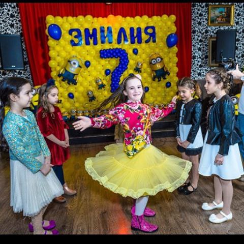 Эмилечка зажигает в чудесном ресторане