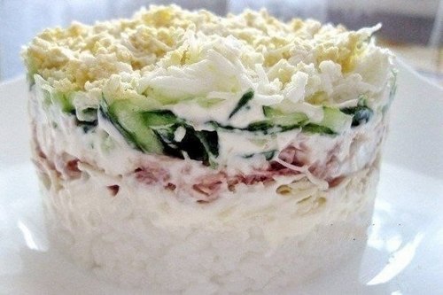 Салат с рисом и тунцом.рис 150 гсыр твердый 70 гяйца 3 шт.огурец 1 шт.тунец 1 шт.лимон 1/2 шт.лук ...