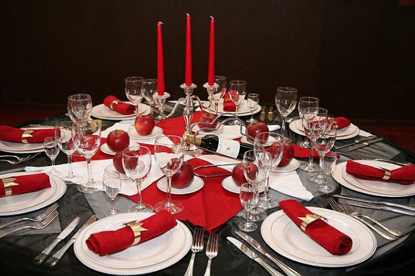 Каким бы не был роскошным и богатым стол, накрывать его скатертью считается правилом хорошего тона. ... - 3