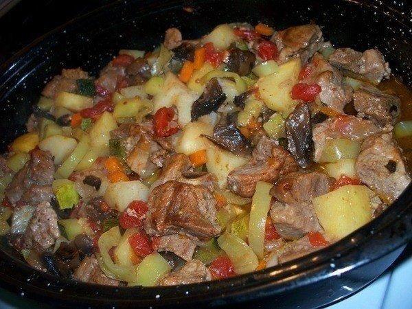 Как приготовить жаркое в мультиварке. Ингредиенты: - мясо - 500 г - грибы - 500 г - картофель - 1 кг ...