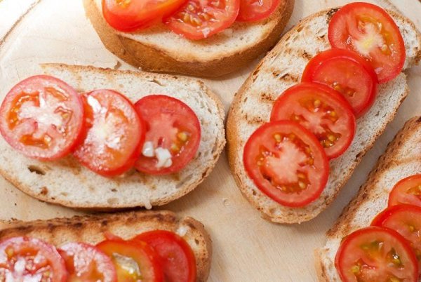 Закуска аля Маргарита.Ингредиенты:Помидоры черри — 6 шт.Батон — 6 кусочков.Сулугуни — 100 гЧеснок — ... - 2