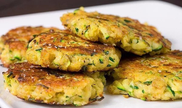 Куриные оладьи с кабачком и сыром.на 100грамм - 72.99 ккалБ/Ж/У - 10.7/1.87/2.57Ингредиенты:Куриное ...