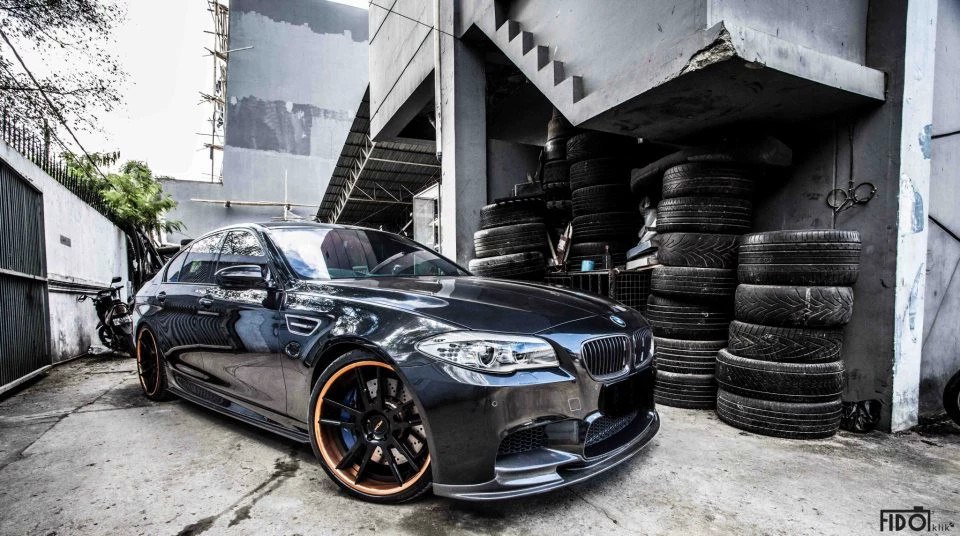 Black BMW F10 M5 Sits Tight on PUR Wheels