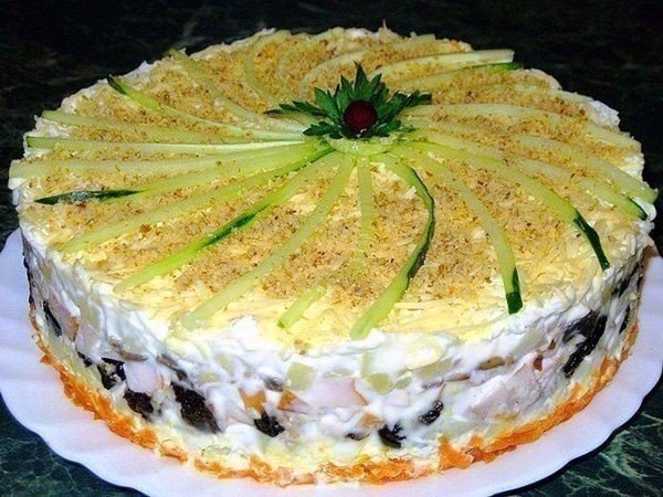 Закусочный торт.(с копчёной курицей, черносливом и шампиньонами)Ингредиенты: копчёная курица - 400 г ...