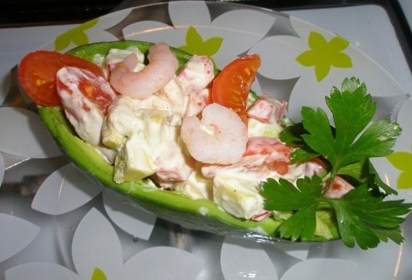 Салат с креветками и авокадо.Очень красивая и оригинальная подача этого салатика отлично подойдет ...