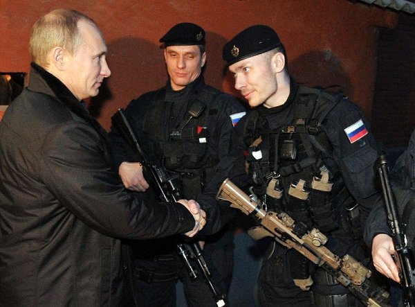 Владимир Путин пожимает руки сотрудникам группы «Альфа» ЦСН ФСБ России во время визита. Гудермес. ...