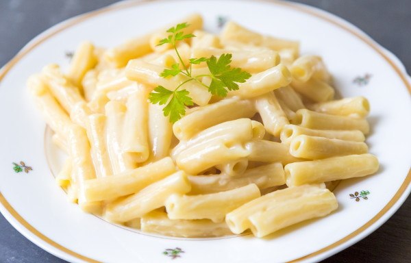 Простой сырный соус. Ароматный сырный соус из сливочного масла, муки, молока и сыра. Ингредиенты 2 ...