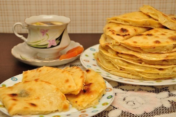 "Кыстыбый - вкусные татарские лепешечки с картошкой-пюре" Ингредиенты: Тесто: - молоко 130 ...