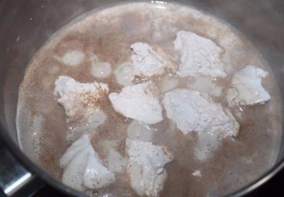 Зефирный горячий шоколад по-австрийски. Ингредиенты: Плитка молочного или горького шоколада Зефир — ... - 3