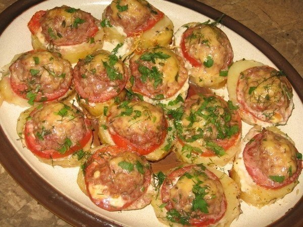 Картофель, запеченный с мясом и помидорами. Ингредиенты: Картофель – 5 крупных картофелин Помидоры – ...