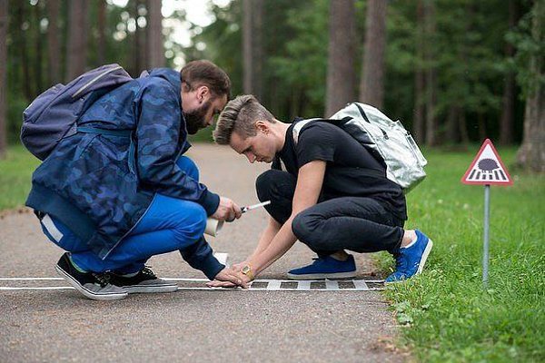 Миниатюрные дорожные знаки для крошечных жителей Вильнюса. Этот небольшой проект создали, чтобы ... - 4