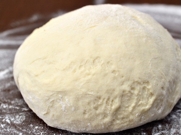 Пицца с салями, грибами и помидорами. Классический рецепт вкуснейшей пиццы с кусочками салями, ... - 4