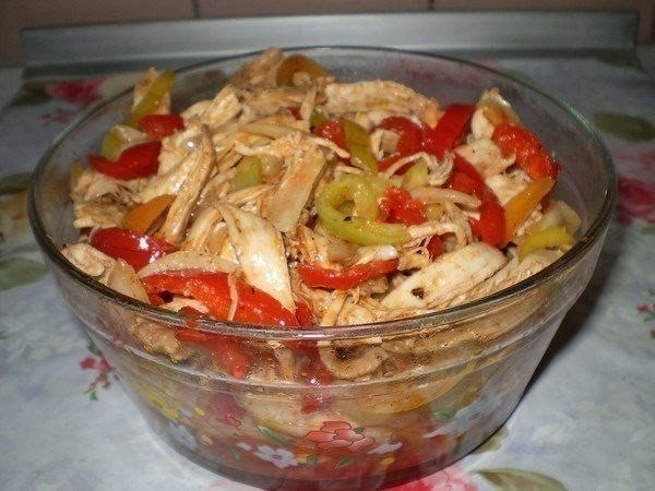 КУРИЦА ХЕ" Ингредиенты: 1 куриная грудка 2-3 шт. болгарских сладких перцев(красивее если ...