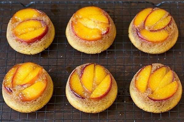 Перевернутые кексы с персиками.В одном изделии сошлось все: сладкая кукурузная булочка, персик и ... - 6