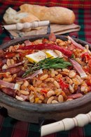 Фасоль в деревенском стиле с колбасками и овощамиВам потребуется:- Фасоль белая - отварная или ...