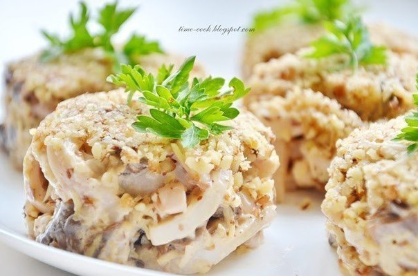 Ореховый салат с кальмарами.Продукты:500 гр. кальмаров (у меня получилось 3 штучки)300 гр. свежих ...