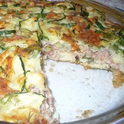 КАБАЧКОВАЯ ЗАПЕКАНКА. «Семейная».ПРОДУКТЫ:Отварное мясо (куриное филе) – 300 г, кабачки средние – 2 ...