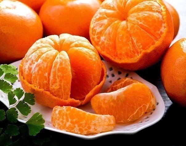 Мандарины можно не только есть)).В кожуре мандарина содержатся эфирное масло, фитонциды, ...