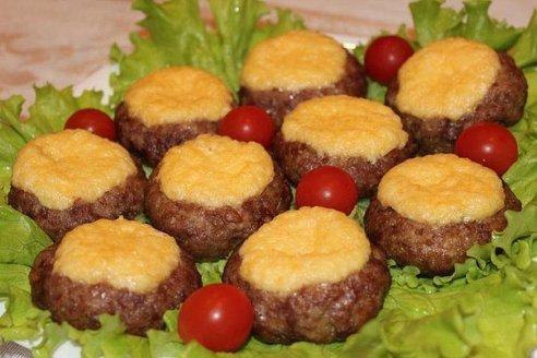 Мясные "ватрушки" - быстрый ужин.Ингредиенты:-Фарш – 500 грамм;-Сыр плавленый – 150 ...