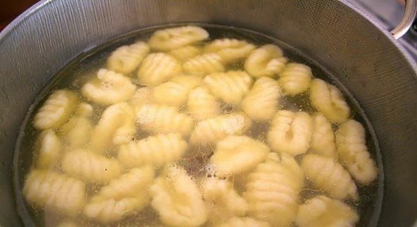КАРТОФЕЛЬНЫЕ НЬОККИ .ИНГРЕДИЕНТЫ: Картофель – 1 кг.  Мука пшеничная тип «00» - 300 гр.  Яйцо – 1 ... - 10
