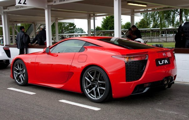 Lexus LFA (400 000$).Был выпущен в количестве 500 экземпляров и только по индивидуальным заказам. В ...