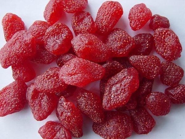 ЦУКАТЫ ИЗ КЛУБНИКИ.Ингредиенты:1 кг клубники,800 г сахара,1 л воды.Сахар растворить в воде и довести ...
