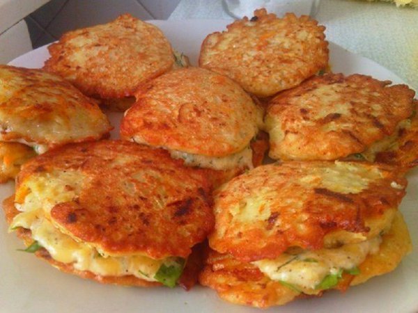 Оладьи из кабачков с сыром и чесноком. На 100 гр - 48.66 ккал белки - 2.65 жиры - 1.57 углеводы - ...