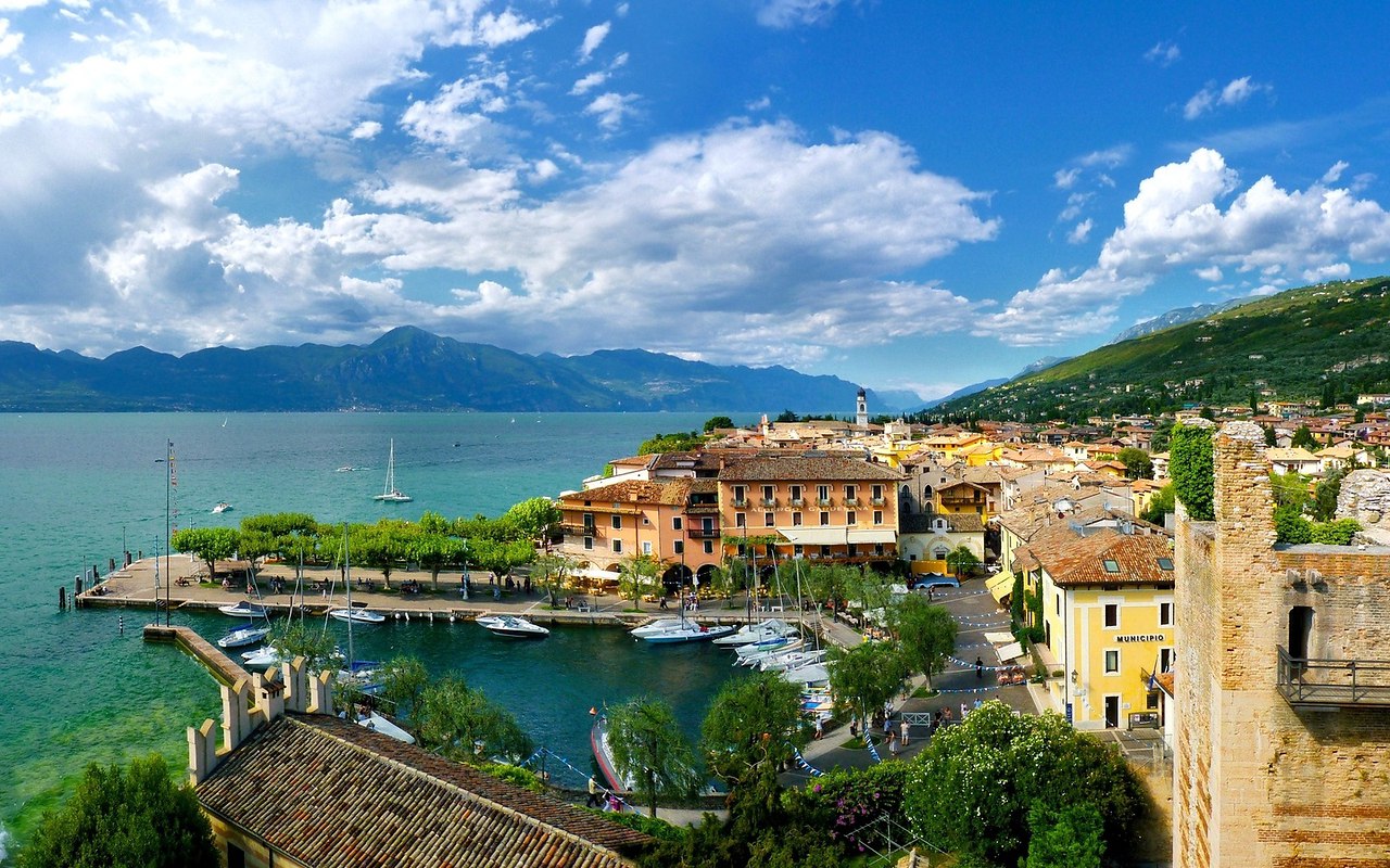 -- ( Torri del Benaco)       . .