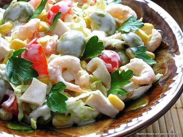 Салат с креветками, кальмарами, оливками и кукурузой.Ингредиенты:– 200 гр пекинской капусты- 3 яйца– ...