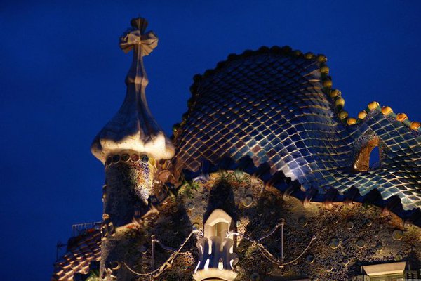 Antoni Gaud.Casa Batlo at night