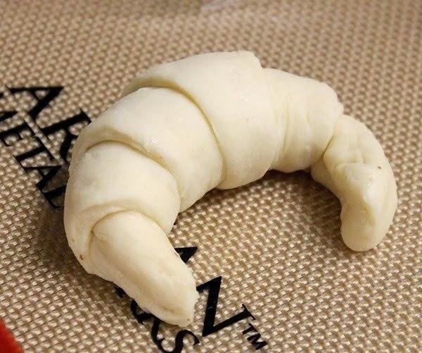 Круассаны с шоколадом.Ингредиенты:310 гр. сливочного масла (не меньше 82% жирности) комнатной ... - 7