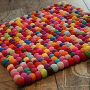 Коврик из ярких помпонов.