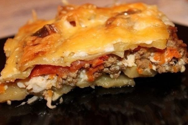 Запеканка с картофелем и фаршем.Ингредиенты:Фарш (мясной) – 700 грКартофель – 1 кгЛук репчатый – 1 ...